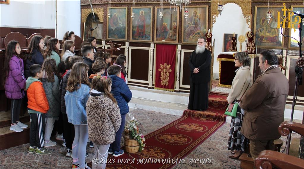 Τα Κάλαντα του Λαζάρου από μικρούς μαθητές στον Μητροπολίτη Άρτης